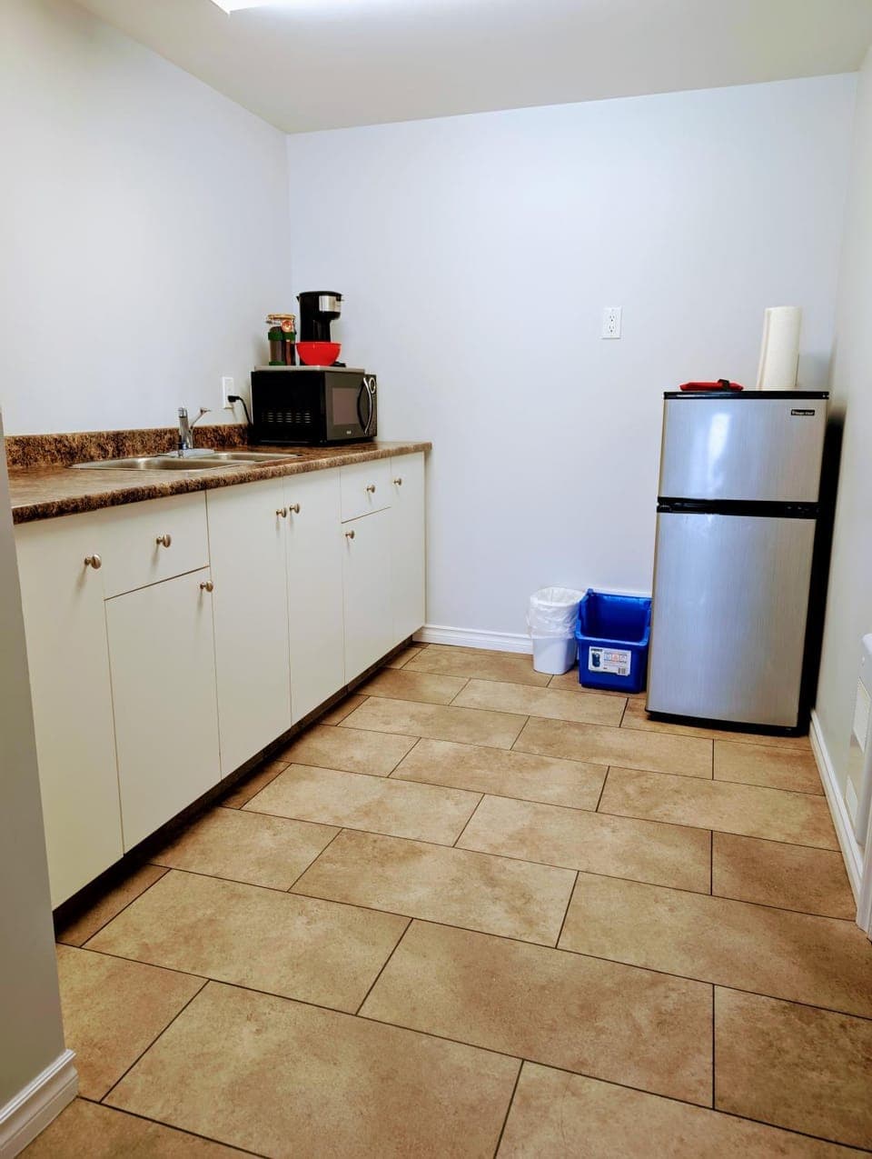 Coffee/tea facilities, Kitchen or kitchenette, Photo of the whole room, microwave, kitchen
