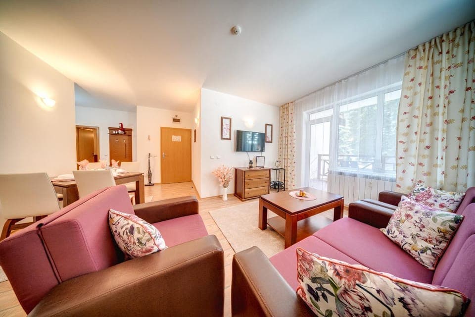 Communal lounge/ TV room, TV and multimedia, Living room, Photo of the whole room, Seating area