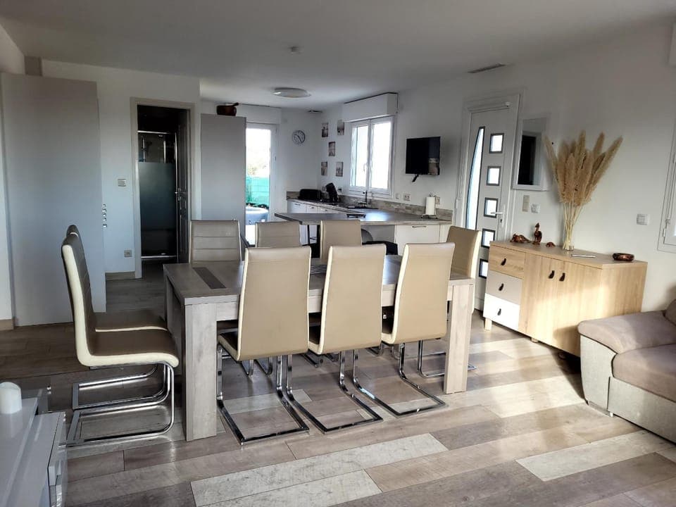 Kitchen or kitchenette, Dining area