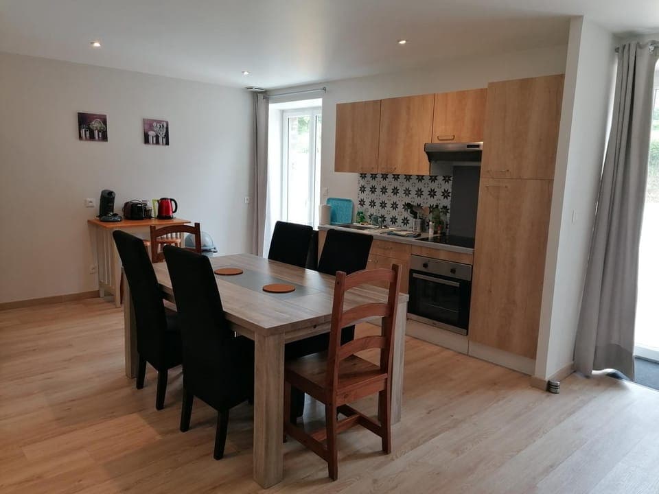 Coffee/tea facilities, Kitchen or kitchenette, Dining area