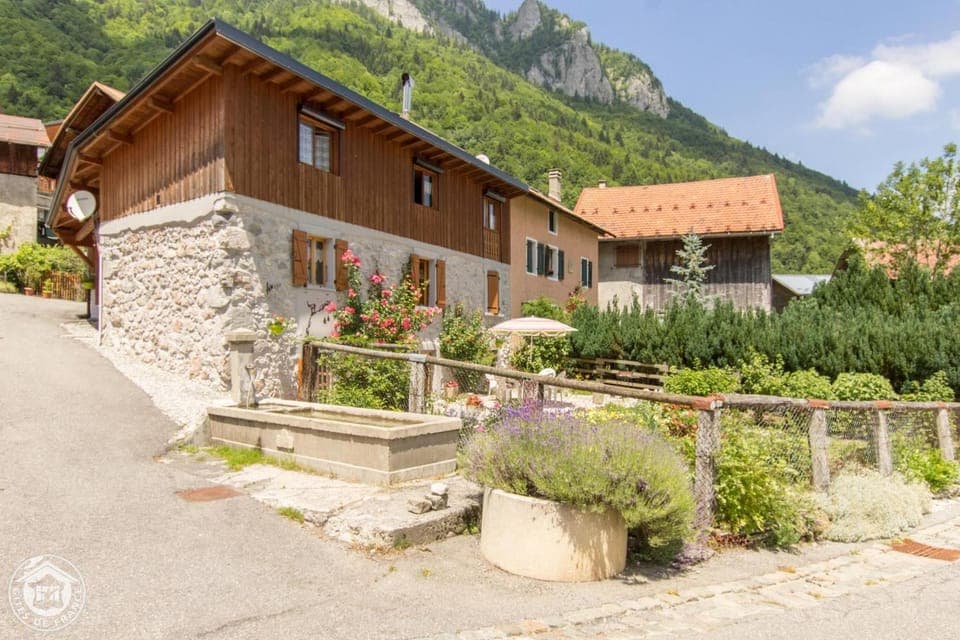 Property building, Nearby landmark, Spring, Day, Natural landscape, Garden, Garden view, Mountain view