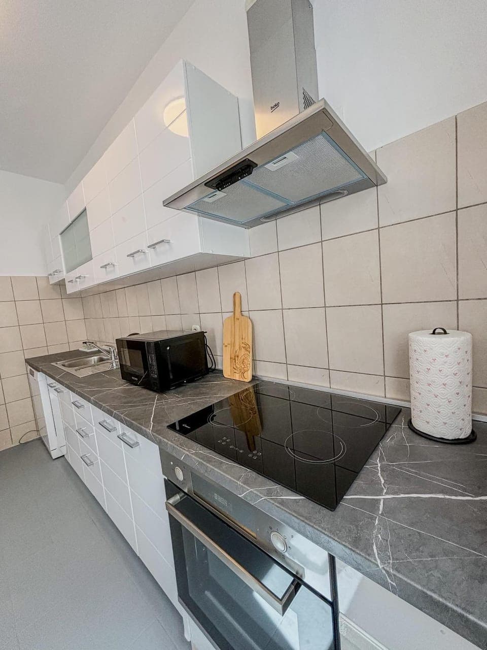 Kitchen or kitchenette, dishwasher, stove