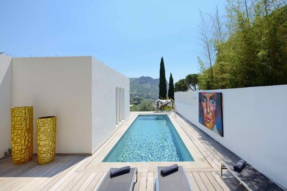 Day, Natural landscape, Pool view, Swimming pool, sunbed