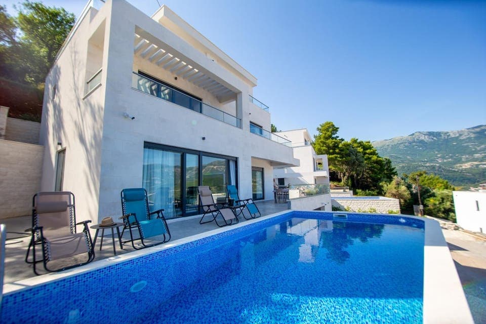 Property building, Day, Balcony/Terrace, Mountain view, Pool view, Swimming pool, sunbed