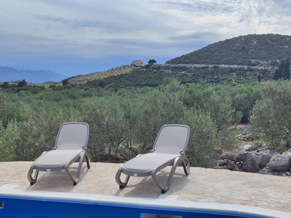 Day, Natural landscape, Mountain view, Pool view, Swimming pool, sunbed