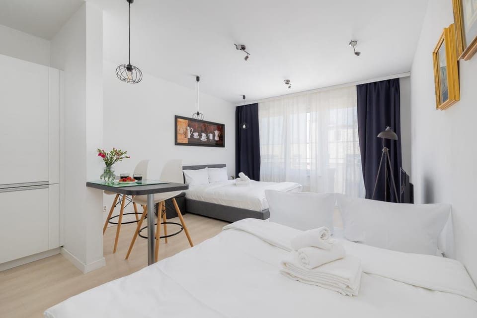 Bed, TV and multimedia, Photo of the whole room, Bedroom, towels