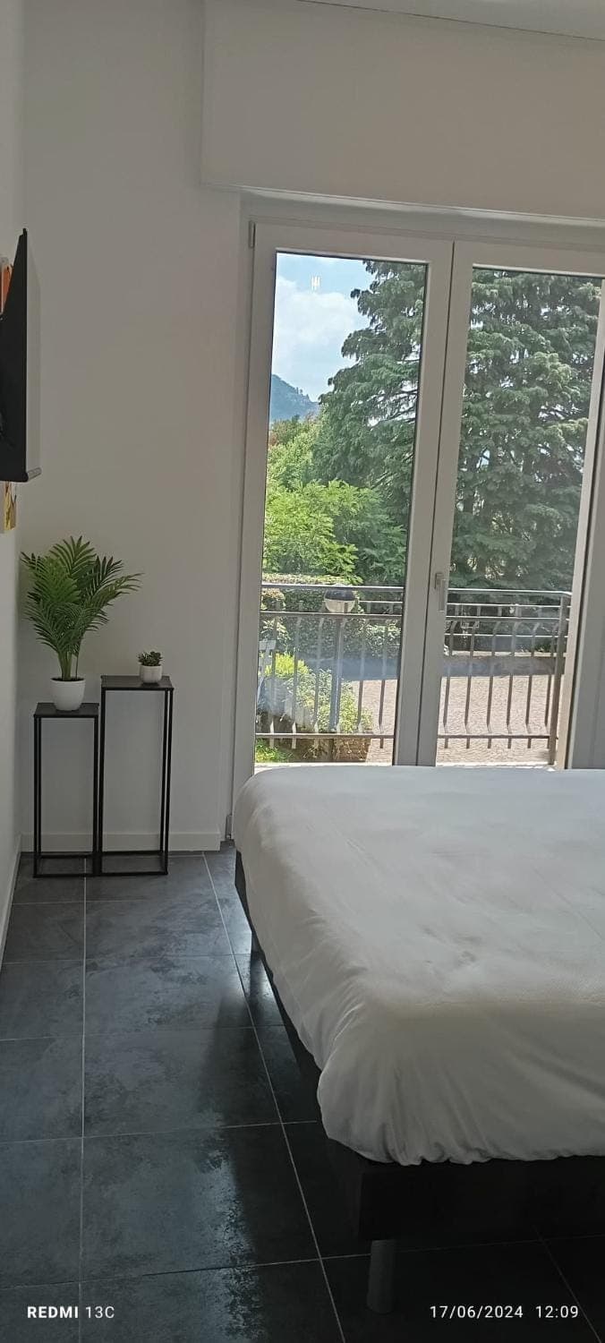 Bed, TV and multimedia, Bedroom