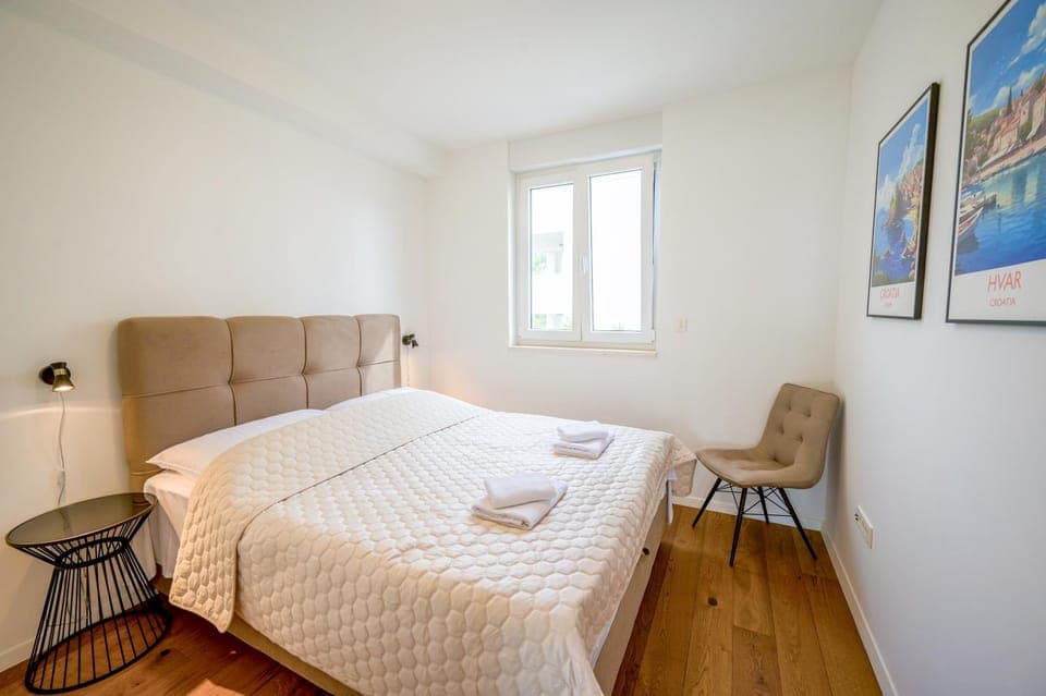 Bed, Photo of the whole room, Bedroom, towels