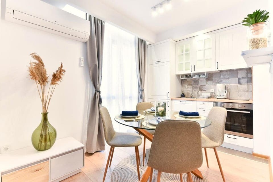 Kitchen or kitchenette, Seating area, Dining area