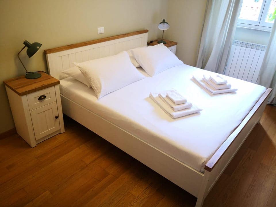 Bed, Photo of the whole room, Bedroom, towels