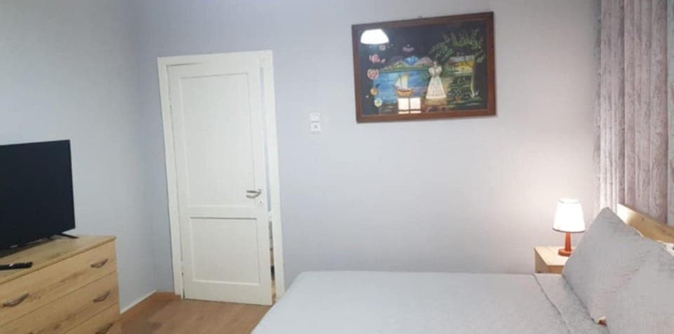 Communal lounge/ TV room, Bed, TV and multimedia, Photo of the whole room, Bedroom