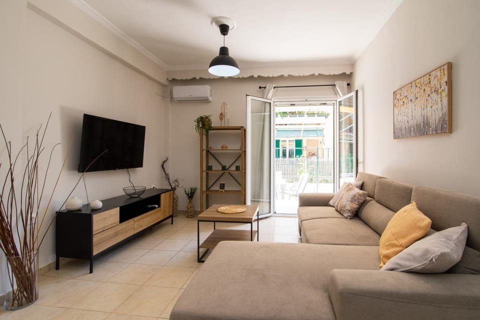 TV and multimedia, Living room, Seating area, air conditioner