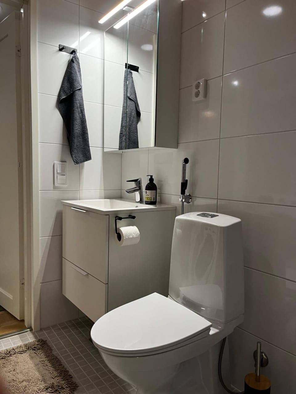 Shower, Bathroom, bidet, towels