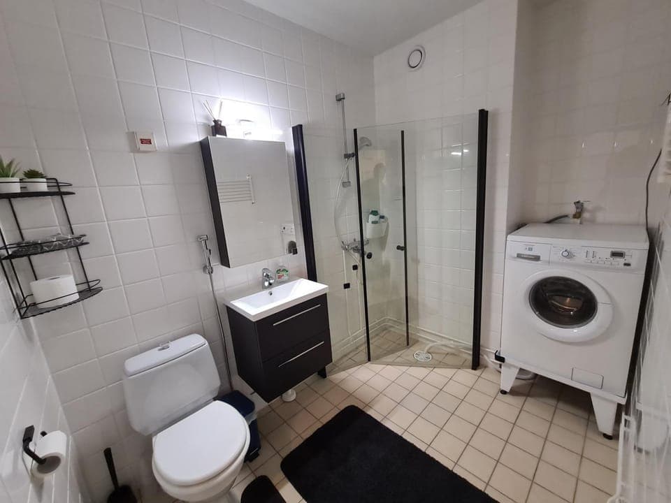 Shower, Toilet, laundry