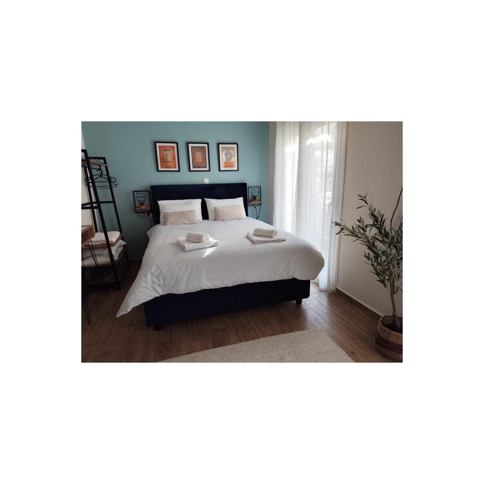 Bed, Photo of the whole room, towels