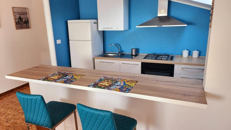 Kitchen or kitchenette, oven