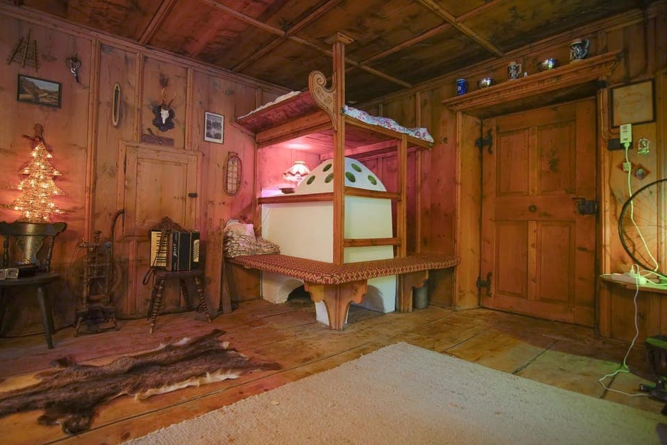 Living room, Photo of the whole room, oven