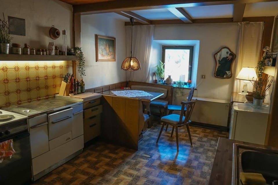 Kitchen or kitchenette, Seating area, Dining area, stove