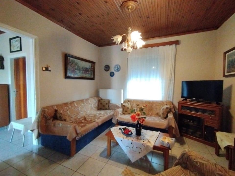 TV and multimedia, Living room, Seating area, Evening entertainment