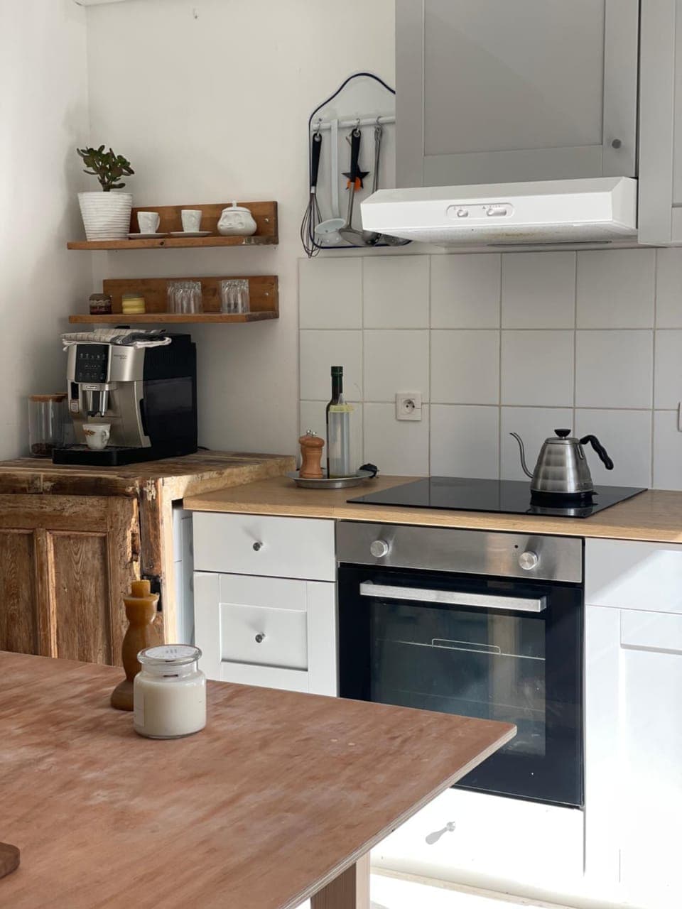 Coffee/tea facilities, stove