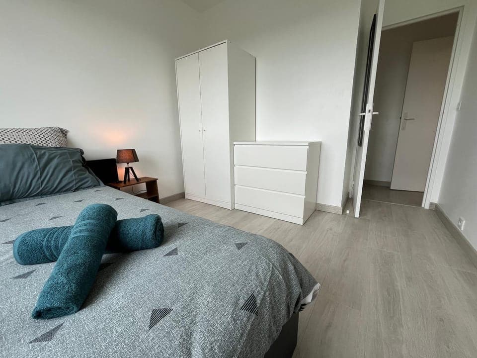 Bed, Photo of the whole room, Bedroom