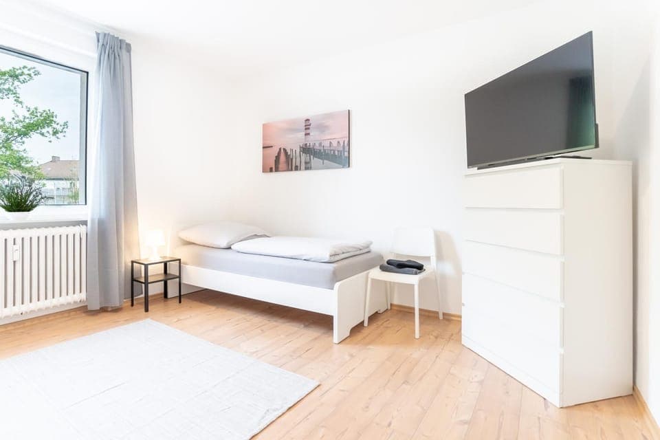 Bed, TV and multimedia, Photo of the whole room, Bedroom