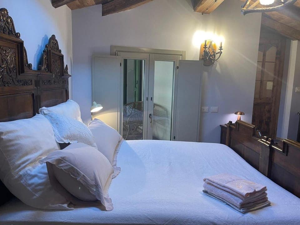 Bed, Photo of the whole room, Bedroom, towels