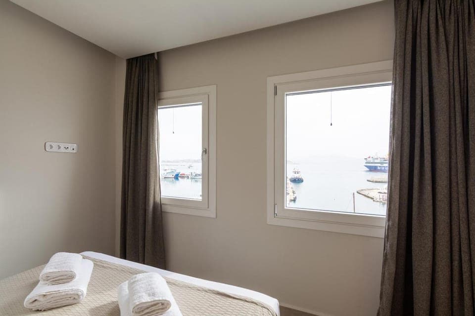 Bed, Bedroom, Sea view, Sea view, towels