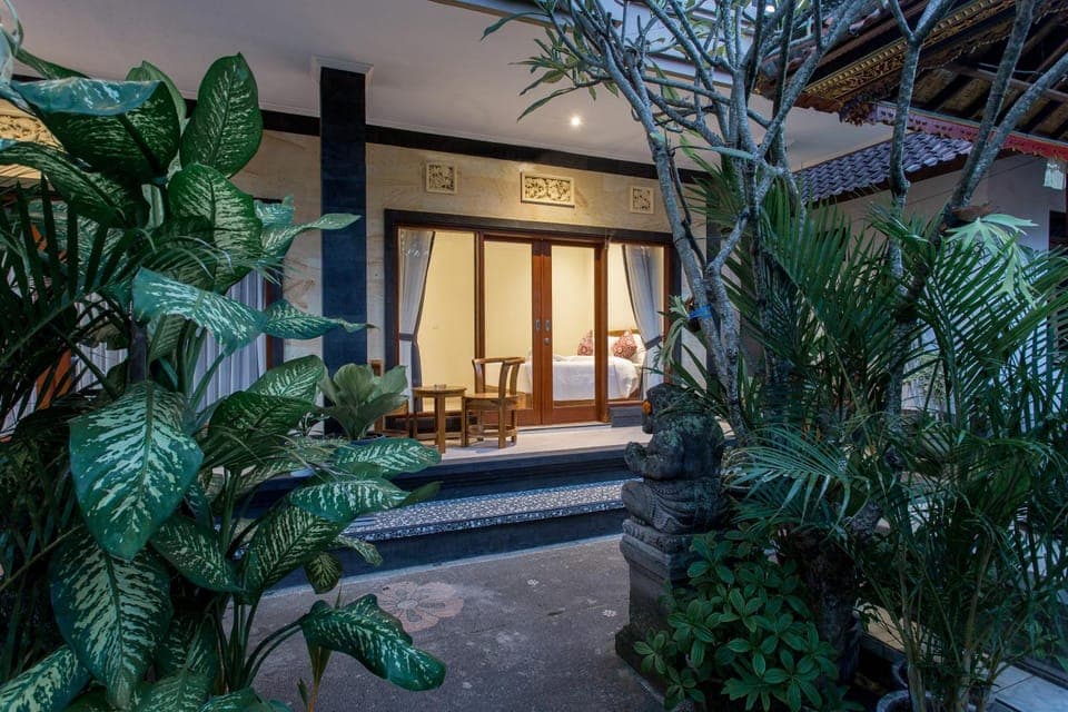 Property building, Patio, Spring, Day, Garden, Garden view