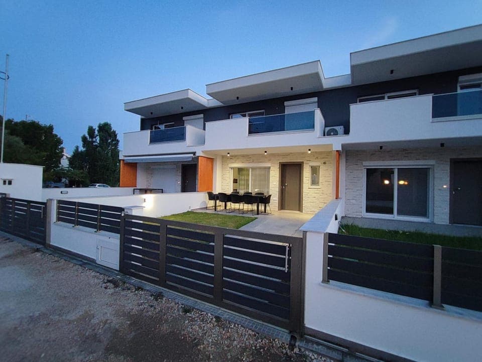 Property building, Patio, Garden, Balcony/Terrace