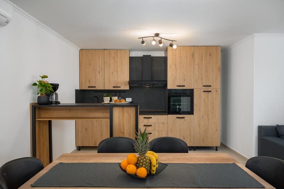 Kitchen or kitchenette, Dining area, stove