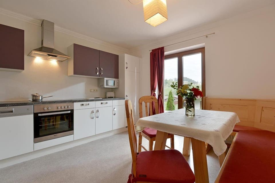 Kitchen or kitchenette, Seating area, Dining area, dishwasher, stove