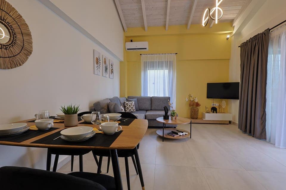 TV and multimedia, Living room, Seating area, Dining area, air conditioner