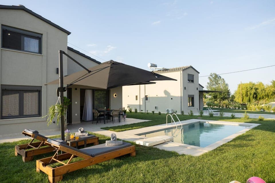 Property building, Spring, Day, Garden, Garden view, Pool view, Swimming pool, sunbed