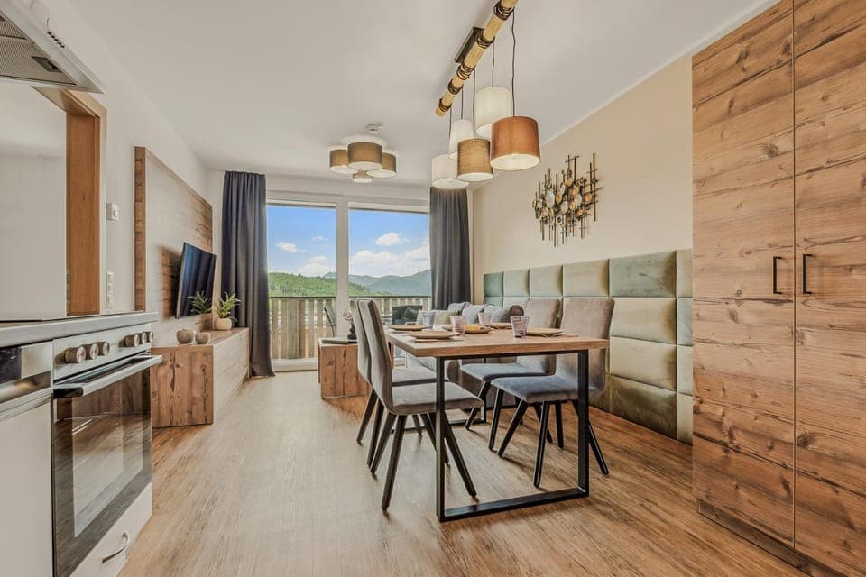 TV and multimedia, Living room, Seating area, Dining area