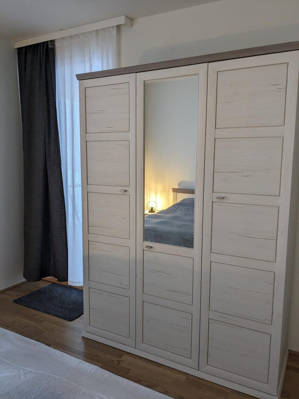 Photo of the whole room, Bedroom, wardrobe