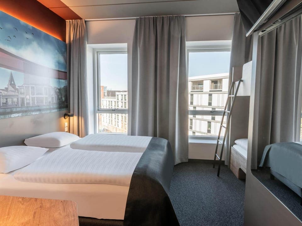 Photo of the whole room, Family