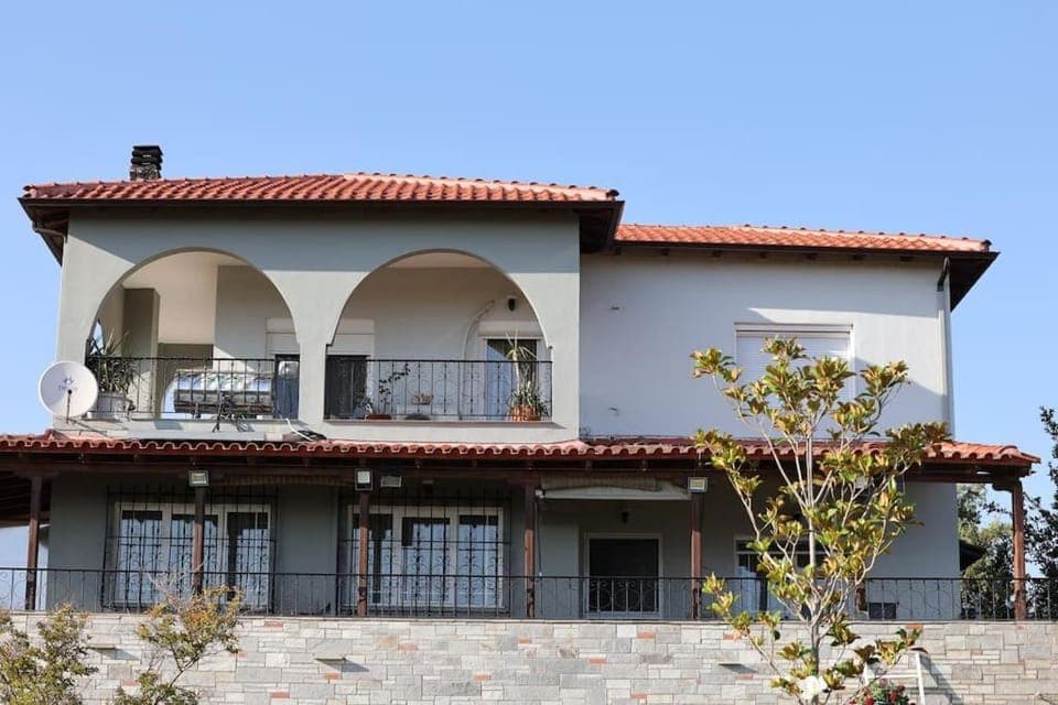 Property building, Day, Balcony/Terrace