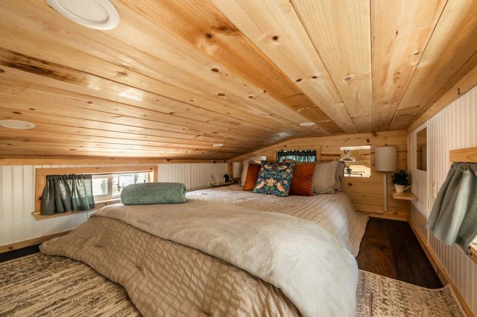 Bed, TV and multimedia, Bedroom