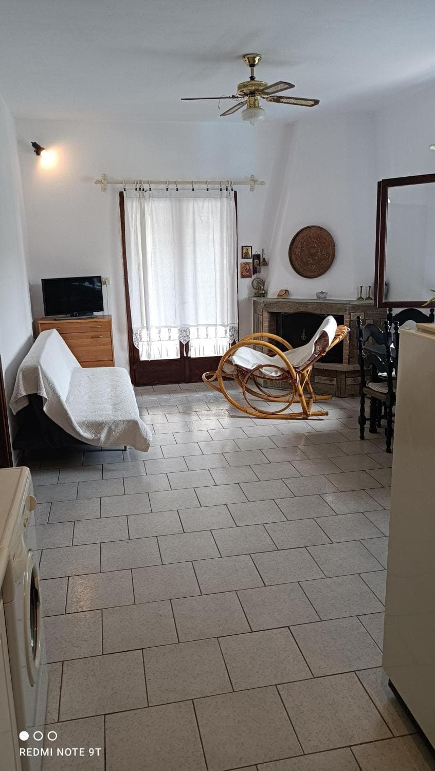 Bed, TV and multimedia, Kitchen or kitchenette, Living room, Seating area, fireplace, air conditioner