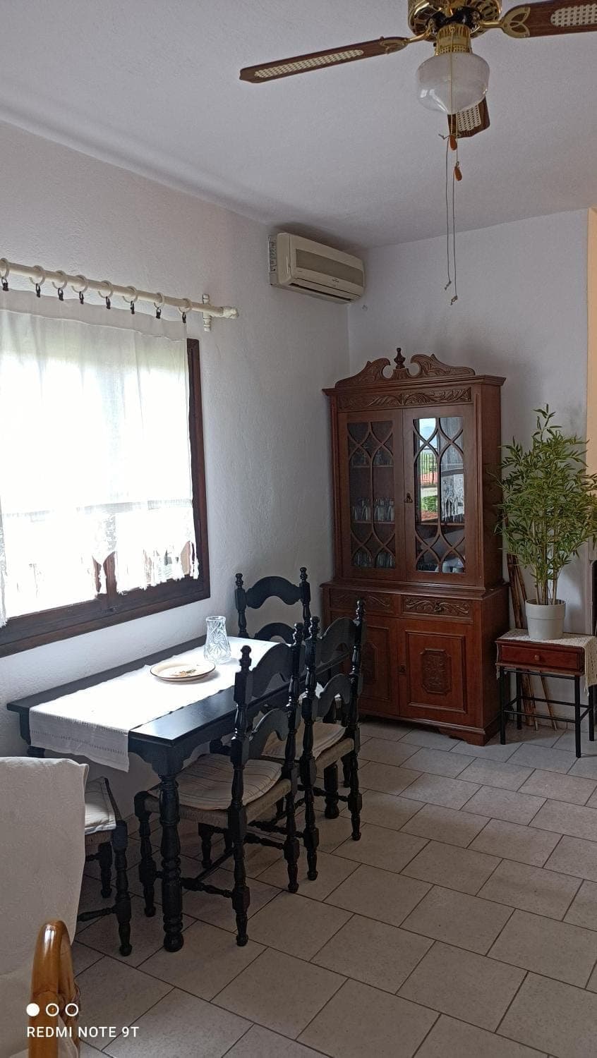 Living room, Seating area, Dining area, fireplace, air conditioner