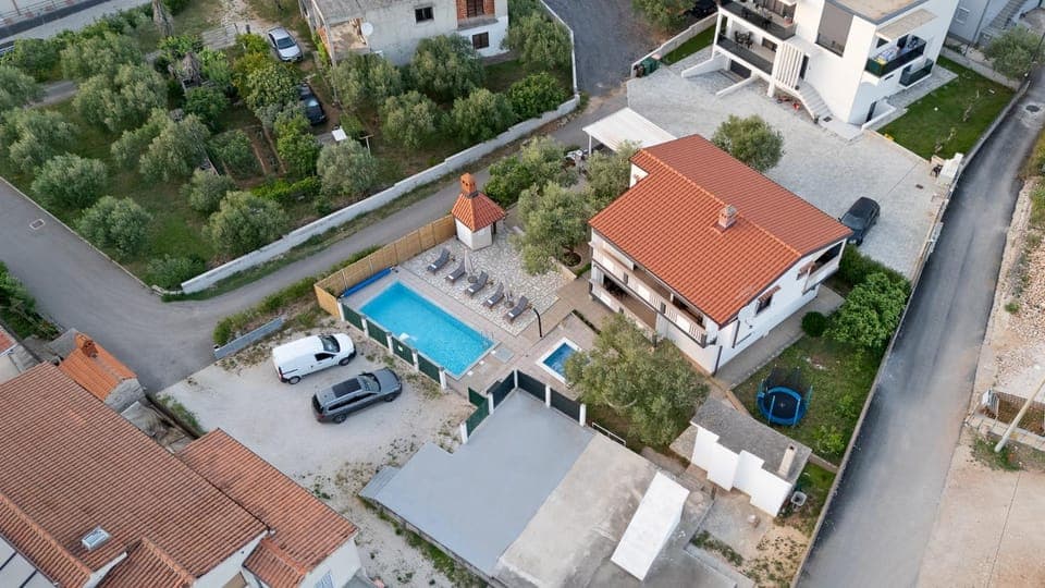 Property building, Day, Neighbourhood, Bird's eye view, Pool view, Street view, Swimming pool, Location, Parking