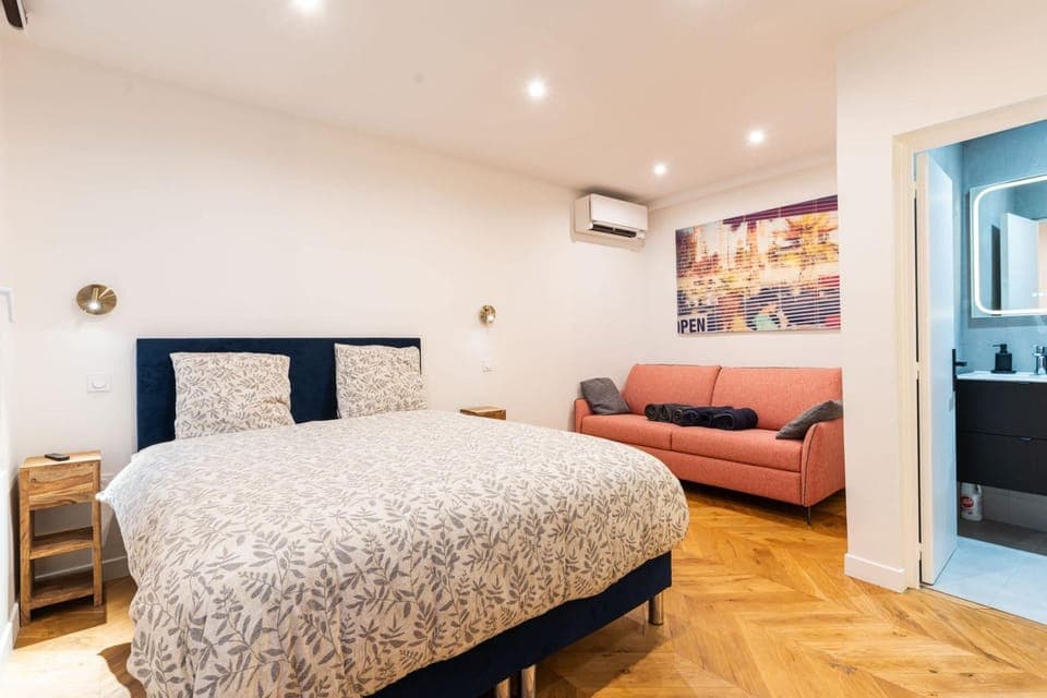 Bed, Photo of the whole room, Bedroom