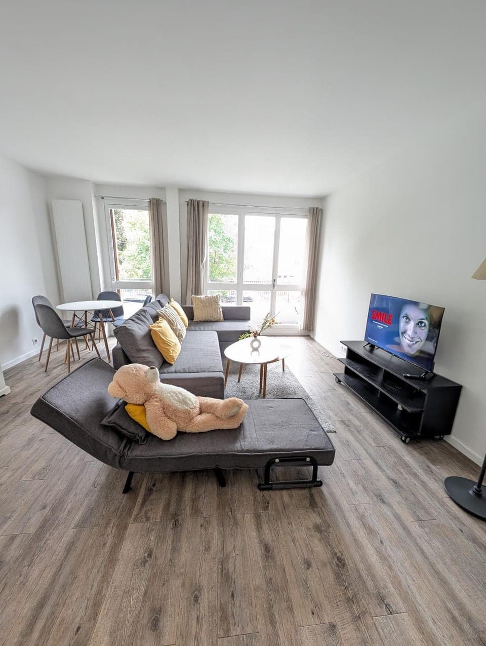 Communal lounge/ TV room, Bed, TV and multimedia, Living room, Photo of the whole room, Seating area, Evening entertainment, Bedroom