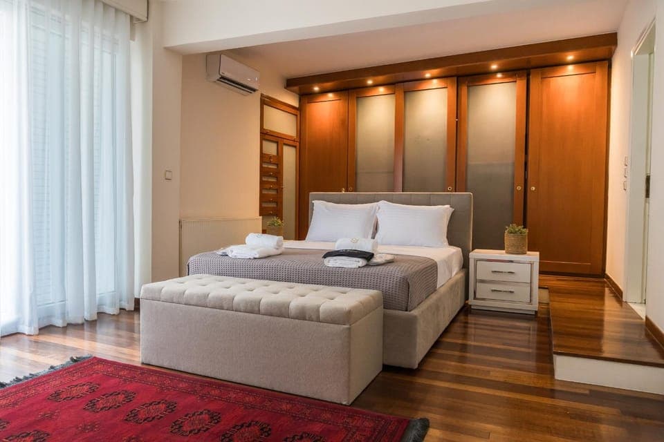 Bed, Bedroom, towels