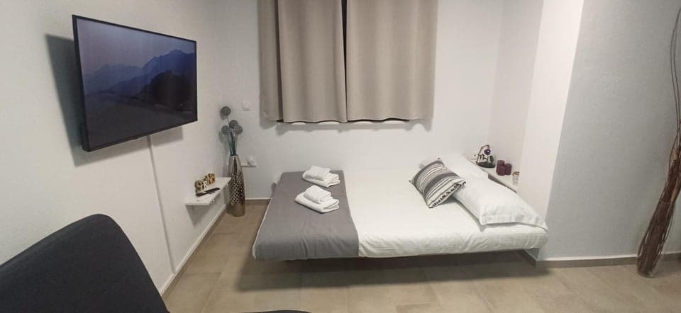 Bed, TV and multimedia, Living room, Seating area, towels