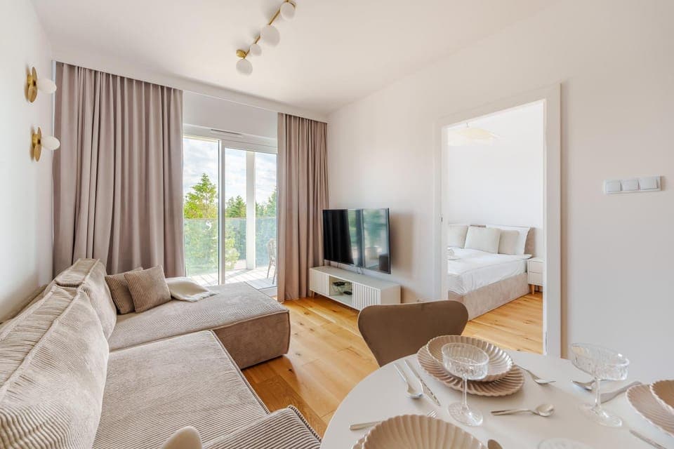 TV and multimedia, Living room, Seating area, Bedroom