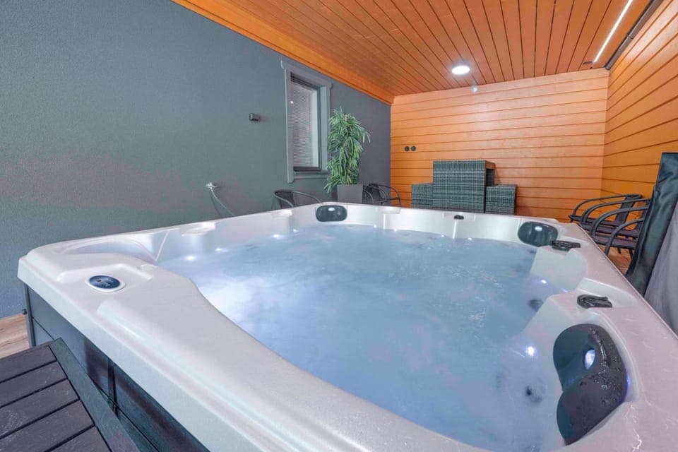 Patio, Hot Tub, Bath