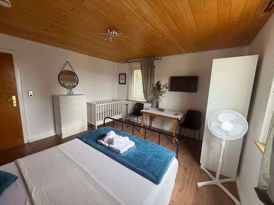 Bed, TV and multimedia, Bedroom, wardrobe