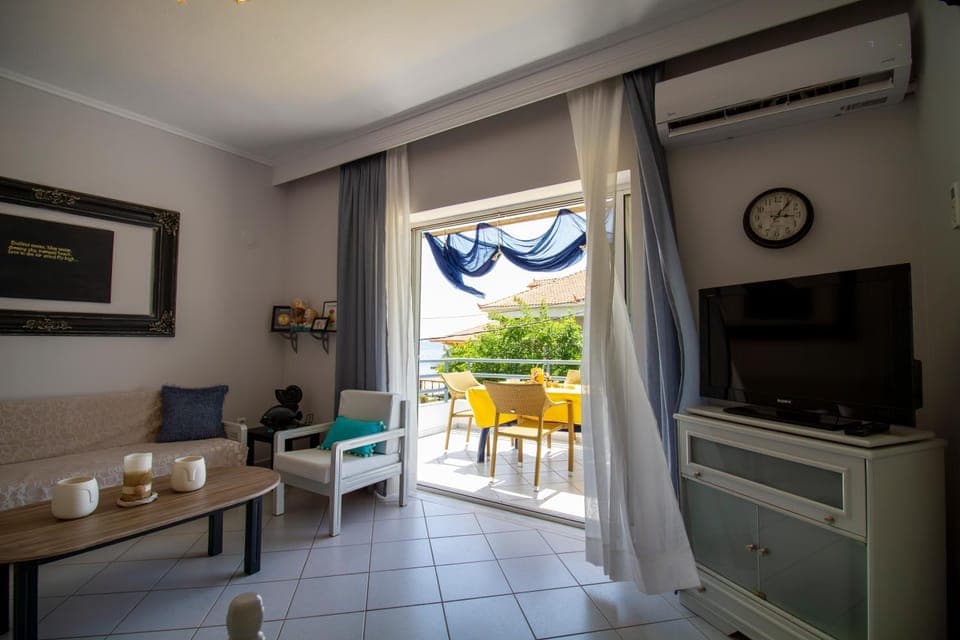 TV and multimedia, Living room, Seating area, air conditioner